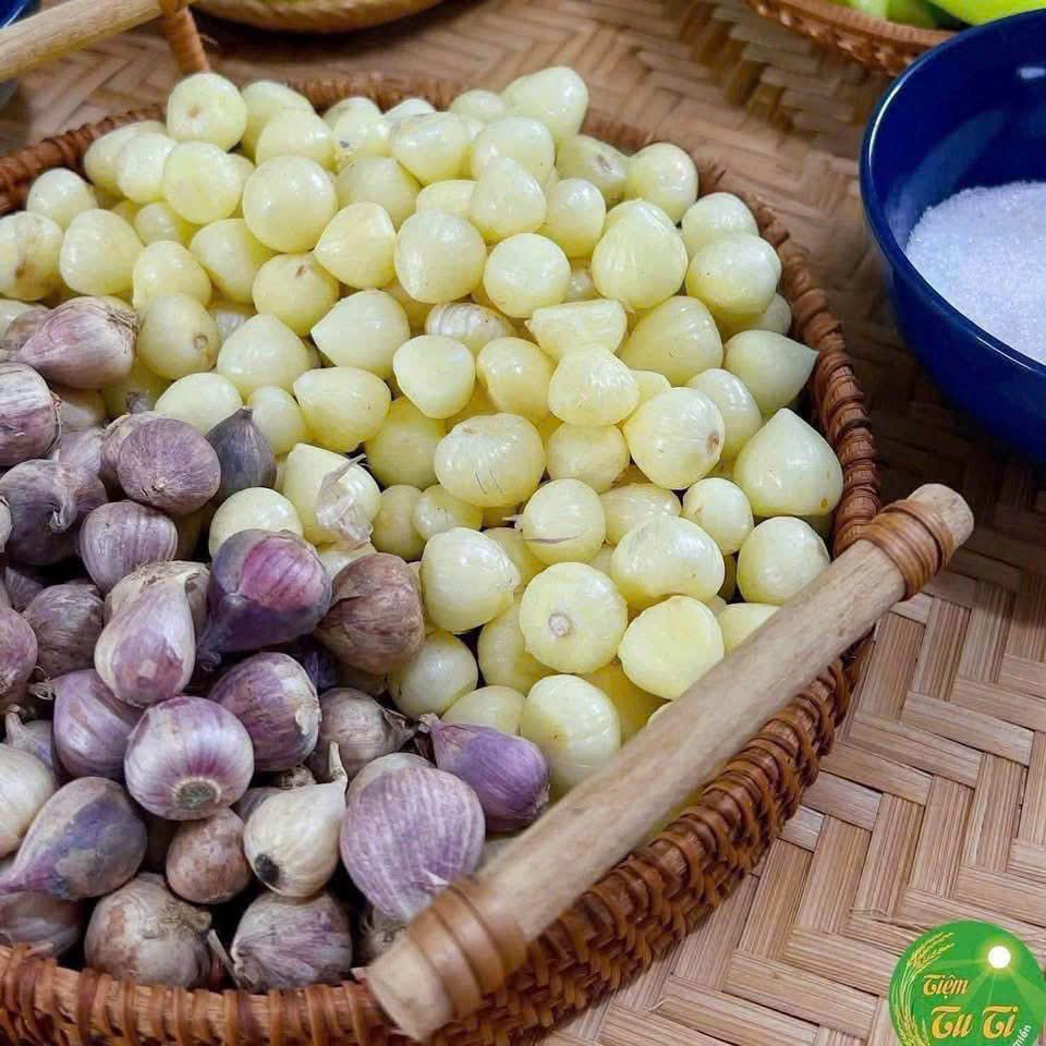 Tỏi cô đơn bóc vỏ và nguyên củ